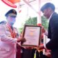 Gubernur Sulsel Andi Sudirman Sulaiman menerima penghargaan Rekor Dunia MURI atas rekor Jalan Sehat Secara Serentak
