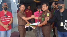 Tim Tabur Ewako Adhyaksa Intelijen Kejaksaan Tinggi Sulawesi Selatan berkolaborasi dengan Tim Tabur Kejaksaan Negeri Barru, berhasil mengamankan 1 (satu) orang Buronan