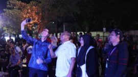 Antusiasme tak terbendung terlihat di wajah warga Kota Makassar saat mereka berkumpul untuk nonton bareng film Freeman
