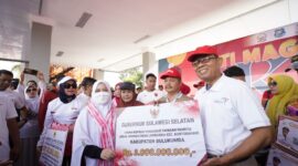 Menteri Dalam Negeri Prof. Tito Karnavian dan Gubernur Sulsel, Andi Sudirman Sulaiman serta Bupati Bulukumba Muktar Ali Yusuf melepas peserta Anti Mager