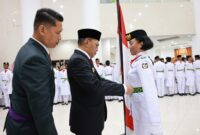 Wali Kota Makassar Moh Ramdhan Pomanto mengukuhkan puluhan Pasukan Pengibar Bendera Pusaka (Paskibraka) Kota Makassar
