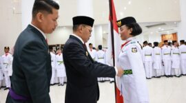 Wali Kota Makassar Moh Ramdhan Pomanto mengukuhkan puluhan Pasukan Pengibar Bendera Pusaka (Paskibraka) Kota Makassar