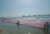Mapala 45 Makassar yang membentangkan bendera raksasa di laut dengan ukuran bendera merah putih tersebut mencapai 63x32 meter