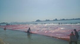 Mapala 45 Makassar yang membentangkan bendera raksasa di laut dengan ukuran bendera merah putih tersebut mencapai 63x32 meter