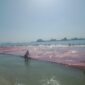 Mapala 45 Makassar yang membentangkan bendera raksasa di laut dengan ukuran bendera merah putih tersebut mencapai 63x32 meter