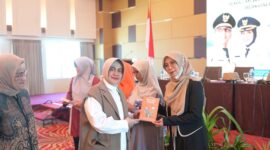 Bunda PAUD Kota Makassar Indira Yusuf Ismail secara resmi menutup kegiatan sosialisasi lembaga PAUD berkualitas