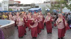 Dewan Kerajinan Nasional Daerah (Dekranasda) Kota Makassar mengikuti kegiatan Pawai Karnaval yang menjadi salah satu rangkaian Expo Dekranasda
