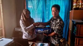 Dokumentasi Penyerahan Alat Olahraga Oleh Ketua DPD II Komite OSIS Nasional Kabupaten Pangandaran, Jawa Barat diterima oleh Sekretaris Pemerintah Desa Wonoharjo. Jumat 04 Agustus 2023 di Jalan Raya Cijulang - Wonoharjo Desa Wonoharjo Kecamatan Pangandaran Kabupaten Pangandaran Provinsi Jawa Barat