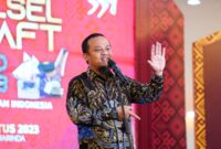 Gubernur Sulawei Selatan Andi Sudirman Sulaiman dan Ketua Dekranasda Sulawesi Selatan, Naoemi Octarina membuka kegiatan Sulsel Craft EXPO 2023