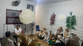 Tenaga Teknis Laboratorium Ilmu Komunikasi (CLS) Universitas Muslim Indonesia (UMI) mengadakan kunjungan untuk berfoto studio dan sharing session di Studio Minii Makassar
