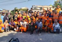 Kegiatan Jumat bersih di depan kampus AMI Veteran, lurah sambung Jawa.