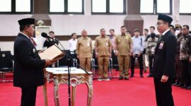 Penjabat Gubernur Sulsel, Bahtiar Baharuddin, mengukuhkan Muhammad Risbiantoro sebagai Kepala Perwakilan BPKP Sulsel