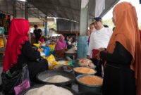 Penjabat Gubernur Sulsel Bahtiar Baharuddin dan Bupati Bulukumba Andi Muchtar Ali Yusuf, melakukan pemantauan stok dan harga pangan di Pasar Cekkeng