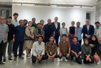 Rezky Chiki yang akrab disapa Chiki dalam unggahannya di media sosial tampak tengah mempersembahkan tari paduppa dalam balutan baju bodo organdi berwarna biru muda dan sarung sutra warna senada di hadapan Duta Besar Perancis