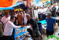 Penjabat (Pj) Gubernur Sulsel, Bahtiar Baharuddin, mengapresiasi kebijakan Pj Wali Kota Parepare Akbar Ali dalam penanganan inflasi melalui inovasi Kios Pengendalian Inflasi (KOPI)