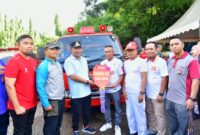 Penjabat Gubernur Sulawesi Selatan (Sulsel), Bahtiar Baharuddin, menyerahkan bantuan satu unit damkar kepada Pemda Bone