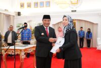 Penjabat Gubernur Sulsel, Bahtiar Baharuddin, melantik dr Besse Rasida sebagai Dokter Ahli Utama pada Pemerintah Provinsi Sulsel