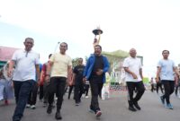 Penjabat Gubernur Sulawesi Selatan (Sulsel) Bahtiar Baharuddin bersama Kapolda Sulsel Andi Rian R. Djajadi, dan Bupati Wajo Amran Mahmud, kompak melakukan olahraga jalan santai
