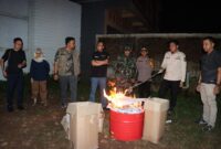 Kepala Kepolisian Resort Gowa AKBP R.T.S Simanjuntak, S.H., S.I.K., M.M., M.I.K diwakili oleh Kasubag dalops Polres Gowa AKP Hasyim menghadiri acara pemusnahan surat suara sisa dan rusak Pemilu 2024 yang diselenggarakan di halaman Gudang Logistic KPU Kabupaten Gowa. Selasa (13/2) malam.