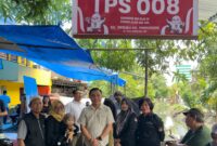 Setiap warga negara memiliki tanggung jawab untuk ikut menentukan arah masa depan bangsa dan menjadi penegak peradaban demokrasi Indonesia yang lebih bermartabat, olehnya itu Kajati Sulsel Leonard Eben Ezer Simanjuntak menggunakan Hak Pilihnya  sebagai warga negara pada Pemilu 2024 di TPS 008 di Jalan Suka Damai Kelurahan Sinrijala Kecamatan Panakkukang Kota Makassar (14/02/2024). Setelah memberikan hak suaranya, Kajati Sulsel Leonard Eben Ezer Simanjuntak mengucapkan terima kasih kepada seluruh petugas Kelompok Penyelenggara Pemungutan Suara (KPPS) yang telah bekerja dengan baik menyukseskan pelaksanaan pesta demokrasi Pemilu Tahun 2024 ini.