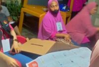 Seorang Oknum Kelompok Penyelenggara Pemungutan Suara (KPPS) TPS 45 Kel. Parangtambung, Kec. Tamalate, Kota Makassar kuat diduga merusak lembaran kertas hak suara yang telah dipilih oleh warga di hari pesta demokrasi pemilu 2024, Jum'at (16/02/2024)