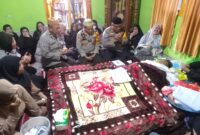 Kasat Binmas Polres Gowa AKP Abd Wahab, S.H. mewakili Kapolres Gowa AKBP R.T.S Simanjuntak, S.H., S.I.K., M.M., M.I.K., untuk melayat dan menyampaikan belasungkawa atas meninggalnya lelaki Syamsul Dg Ngemba petugas Linmas TPS 11 Desa Lempangan Kecamatan Bajeng Kabupaten Gowa, Senin (19/02/2024).