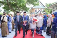 Gedung Indoor Kantor Bupati Pinrang memancarkan gemerlap keceriaan saat Pj Gubernur Sulsel, Bahtiar Baharuddin, dan Bupati Pinrang, Irwan Hamid, turut merayakan puncak peringatan HUT Ke-64 Kabupaten Pinrang pada Senin (19/2/2024). Acara yang dihadiri oleh sejumlah tokoh penting ini juga disemarakkan dengan kehadiran Duta Pendidikan Sulselbar 2023 yang turut mengikuti undangan.