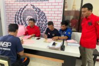 Jaksa Penuntut Umum (JPU) pada Kejaksaan Tinggi Sulawesi Selatan telah menerima penyerahan 6 (enam) orang tersangka dan barang bukti dari Penyidik Bidang Tindak Pidana Khusus kejati Sulsel dalam perkara Tindak Pidana Korupsi dugaan mafia tanah pada kegiatan pembayaran ganti rugi lahan untuk proyek strategis nasional pembangunan bendungan Pasellorang di Kabupaten Wajo tahun 2021 (21/02/2024).