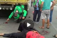 Sebuah kejadian tragis terjadi di Jl. Perintis Kemerdekaan, Makassar, pada hari Minggu, 25 Februari 2024, pukul 12.00 WITA. Seorang pengendara motor Yamaha Nmax dengan nomor polisi DD 3942 XBV bertabrakan dengan mobil truk Hino berpelat nomor DD 8693 LJ. Peristiwa ini mengejutkan warga setempat dan menyisakan satu korban tewas, Senin (26/2/2024).