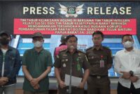 Tim Tabur Kejaksaan Agung RI bersama Tim Tabur Intelijen Kejati SulSel dan Tim Tabur Kejati Papua Barat berhasil menangkap buronan kasus korupsi, JBB (57 tahun), terkait dugaan pembangunan pasar rakyat di Distrik Babo, Kabupaten Teluk Bintuni, Papua Barat, pada tahun anggaran 2018. Penangkapan dilakukan pada Senin, 26 Februari 2024, sekitar pukul 11.30 WITA di Dg Tata I Blok 3, Kelurahan Parang Tambung, Kecamatan Tamalate, Kota Makassar, Selasa (27/2/2024).