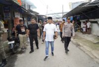 Camat Mamajang Kota Makassar Andi Irdan Pandita, S.Stp, MSi., turun langsung dilokasi pasar cendrawasih kelurahan sambung Jawa kecamatan Mamajang