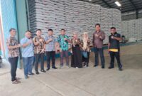 Tim Satgas Pangan Wilayah Sulsel, melakukan kunjungan di Gudang Bulog Modern (GBM) Panaikang Makassar dalam rangka mengecek stok beras yang ada di Bulog maupun di Retail beras di pasar untuk menjaga stabilisasi harga menjelang bulan suci ramadhan. Kamis (29/02)