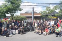Memperingati hari Bumi Puluhan Pemuda Makassar gelar aksi bersih sampah di Car Free Day Jl. Boulevard