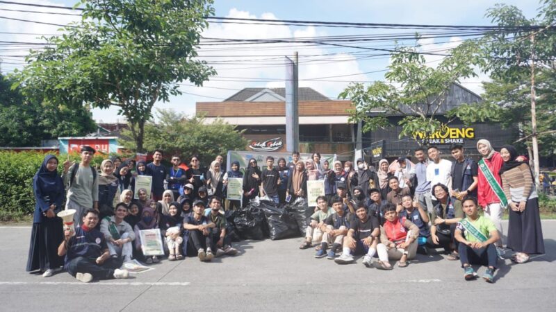 Memperingati hari Bumi Puluhan Pemuda Makassar gelar aksi bersih sampah di Car Free Day Jl. Boulevard