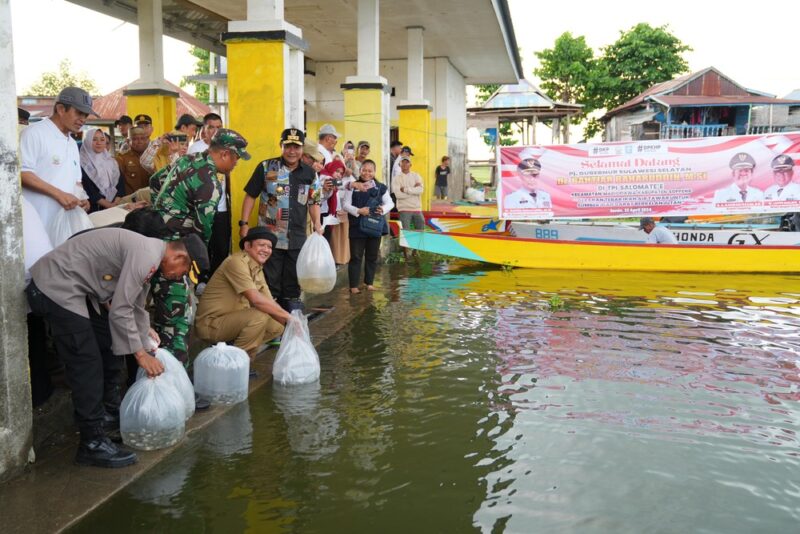 Setelah melakukan penanaman pohon serentak dalam rangka Hari Bumi di Kabupaten Wajo
