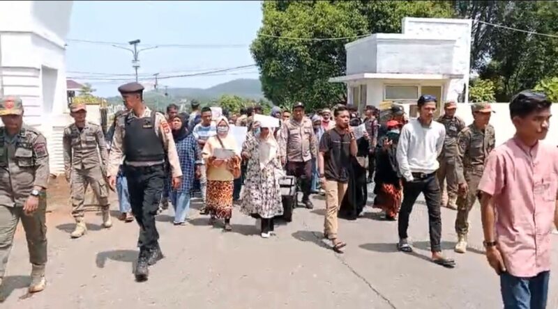Koalisi Pemuda Mahasiswa Keadilan (KPMK) yang sebelumnya menuntut tanggung jawab dari pemilik pengusaha kandang ayam dan pemerintah desa Balai Kembang
