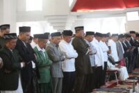 Pangdam XIV/Hasanuddin Mayjen TNI Bobby Rinal Makmun, S.I.P., bersama Forkopimda Sulsel dan masyarakat Kota Makassar melaksanakan Sholat Idul Fitri