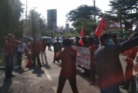 Puluhan mahasiswa yang tergabung dalam Barisan Aktivis Mahasiswa Sulsel meggelar Aksi Demonstrasi didepan Rutan kelas 1 Makassar