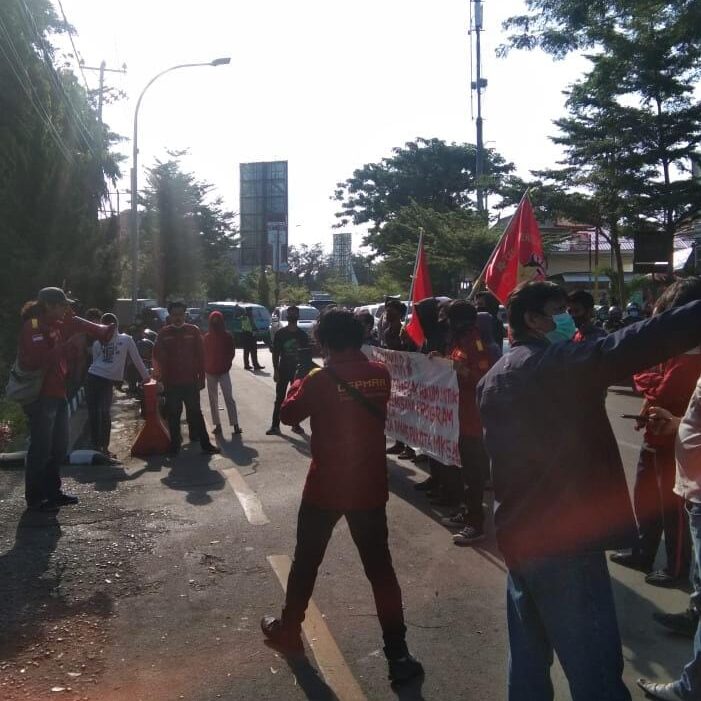 Puluhan mahasiswa yang tergabung dalam Barisan Aktivis Mahasiswa Sulsel meggelar Aksi Demonstrasi didepan Rutan kelas 1 Makassar