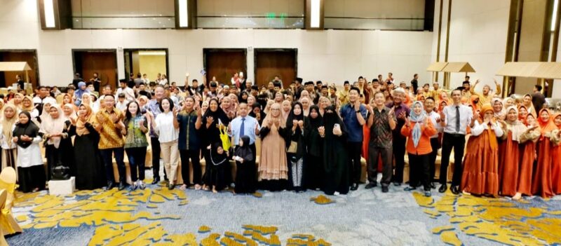 Direksi dan seluruh Staf Hotel Claro Makassar menggelar kegiatan Halalbihalal bersama 200 anak yatim piatu