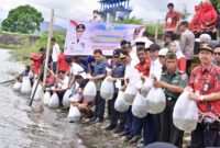 Penjabat Gubernur Sulsel, Bahtiar Baharuddin, menebar 100 ribu benih ikan di Bendungan Bili-bili