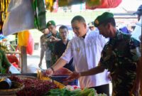 Pemerintah Kabupaten (Pemkab) Sinjai melakukan operasi pasar di Kompleks Pasar Sentral bagian atas