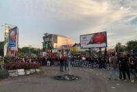 Sejumlah organisasi yang tergabung dalam Federasi Rakyat Demokrasi Makassar (FREDOM) melakukan unjuk rasa