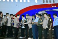 Ketua DPRD Sulawesi Selatan, Andi Ina Kartika Sari, bersama jajaran forum koordinasi pimpinan daerah (Forkompinda) Sulsel menjemput kedatangan Kepala Kapolri