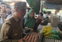 Ketua DPRD Sulsel, Andi Ina Kartika Sari bersama Penjabat Gubernur Sulsel, Prof. Zudan Arif Fakrulloh bersama jajaran Forkopimda Sulsel, sejumlah pimpinan OPD lingkup Pemprov Sulsel dan Walikota Makassar melakukan kunjungan Operasi pasar