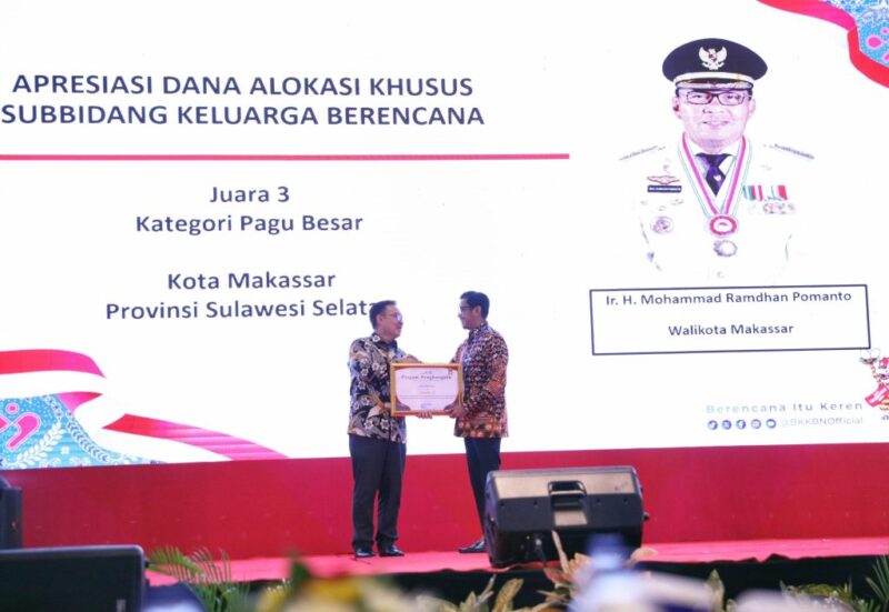 Kota Makassar kembali diganjar penghargaan. Kali ini penghargaan itu datang dari Badan Kependudukan dan Keluarga Berencana Nasional