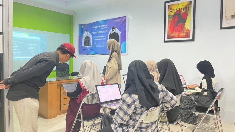 Sejumlah mahasiswa yang juga merupakan anggota tim Laboratorium Komunikasi dan Multimedia Prodi Ilmu Komunikasi UMI terlihat sangat antusias mengikuti pelatihan