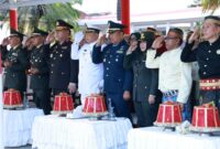 Staf Ahli Bidang Turdara Koopsud II Kolonel Sus Herman mewakili Panglima Komando Operasi Udara II (Pangkoopsud II) Marsekal Muda TNI Dr. Budhi Achmadi.,M.Sc., hadir dilapangan Upacara Kantor Gubernur
