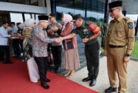 Pangdam XIV/Hasanuddin, Mayjen TNI Bobby Rinal Makmun, S.I.P., didampingi Ketua Persit Kartika Chandra Kirana PD XIV/Hasanuddin, Ny. Mia Bobby Rinal Makmun, menyambut kedatangan Wakil Presiden Republik Indonesia