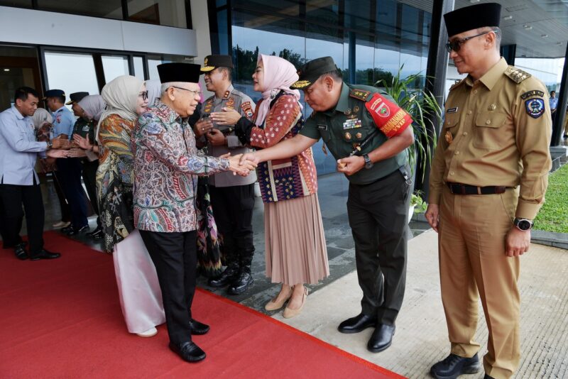 Pangdam XIV/Hasanuddin, Mayjen TNI Bobby Rinal Makmun, S.I.P., didampingi Ketua Persit Kartika Chandra Kirana PD XIV/Hasanuddin, Ny. Mia Bobby Rinal Makmun, menyambut kedatangan Wakil Presiden Republik Indonesia